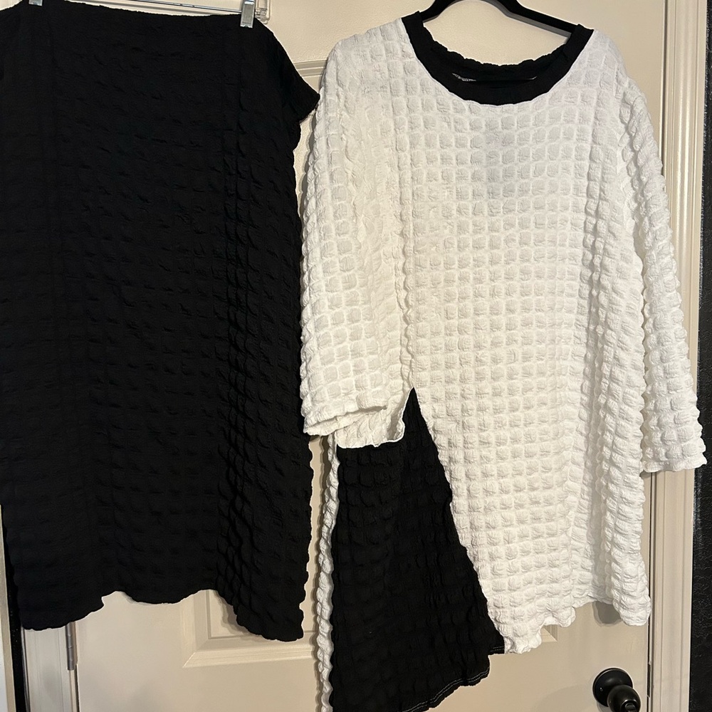 NWT Frou Frou Collection Black & White Bubble Texture Set.  Size 3X